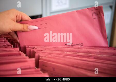 Delmenhorst, Allemagne. 08 septembre 2021. Les bulletins de vote reçus par les électeurs absents pour l'élection municipale sont triés au bureau du greffier. Credit: Sina Schuldt/dpa/Alay Live News Banque D'Images