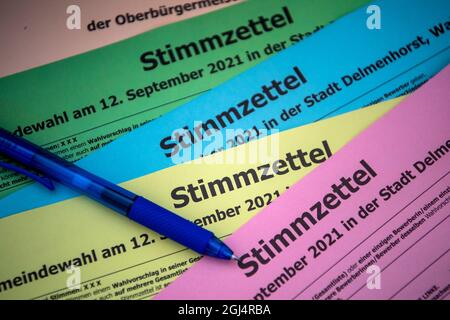 Delmenhorst, Allemagne. 08 septembre 2021. ILLUSTRATION- des exemples de bulletins de vote pour les élections locales sont sur une table. Credit: Sina Schuldt/dpa/Alay Live News Banque D'Images