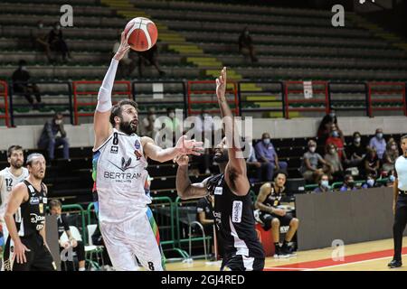 Italie. 08 septembre 2021. Début à la maison pour l'équipe Derthona basket dans Supercoppa Discovery vs Trento au PalaFerraris à Casale. Bertram Tortona contre Dolomiti Energia Trentin 81 - 72. (Photo de Norberto Maccagno/Pacific Press) crédit: Pacific Press Media production Corp./Alay Live News Banque D'Images