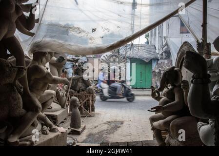 Kolkata, Inde. Le 05septembre 2021. L'idole d'argile de la divinité de Ganesh est en train d'être faite à Kolkata, Bengale-Occidental. Cette année, le festival Ganesh Chaturthi/Ganapati commence le 10 septembre. (Photo par Amlan Biswas/Pacific Press) crédit: Pacific Press Media production Corp./Alay Live News Banque D'Images