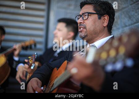 Le musicien Mariachi joue de la guitare à Hermosillo, Sonora, Mexique. (Photo par Israel Garnica / NortePhoto.com) Musico Mariachi toca guitarra en Hermosillo, Sonora, Mexique. (Photo par Israel Garnica / NortePhoto.com) Banque D'Images