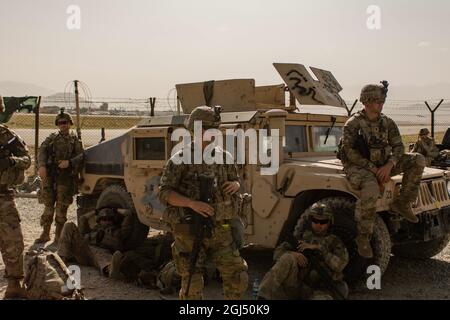 Des soldats de la Garde nationale affectés à la 34e Division d'infanterie du Minnesota assurent la sécurité à la fin du mois d'août à Kaboul, en Afghanistan. Déployés à l'appui de l'opération Spartan Shield, environ 400 soldats de la 34e ID ont été temporairement déplacés à Kaboul, en Afghanistan, et sont depuis arrivés en toute sécurité au Koweït, où ils sont affectés. (É.-U. Photo de l'armée par le 1er Lt. Edwin Anderson) Banque D'Images