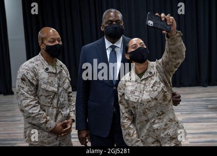 Le secrétaire à la Défense, Lloyd J. Austin III, prend des photos avec les Marines américaines affectées à la 24e unité expéditionnaire maritime (UMM) au Camp Arifjan, au Koweït, le 8 septembre 2021. Le 24e MEU a perdu 10 Marines et un Sailor dans un attentat à l'aéroport international Hamid Karzaï, en Afghanistan, le 26 août 2021, tout en aidant à l'évacuation des citoyens américains et des Afghans du pays. Austin en visite dans la région des États du Golfe rencontre avec des partenaires régionaux et les remercie de leur coopération avec les États-Unis alors que nous avons évacué les Américains, les Afghans et les citoyens d'autres nations d'Afghanistan. Il wi Banque D'Images