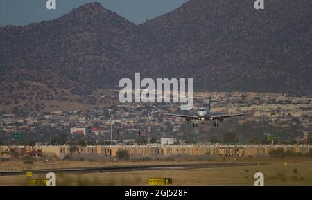 Atterrissage en avion commercial à l'aéroport international General Ignacio Pesqueira García à Hermosillo, Sonora, Mexique ... Cerro del Bachoco, col la Choya (photo de Luis Gutierrez / NortePhoto.com) Avion de vuelo comercial aterrizando en el aeropuerto Internacional général Ignacio Pesqueira García en Hermosillo, Sonora, Mexique... (Photo de Luis Gutierrez/ NortePhoto.com) Banque D'Images