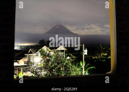 Magelang, Indonésie. 09e septembre 2021. Photo montre les coulées de lave du Mont Merapi, le volcan le plus actif d'Indonésie, vu du village de Kaliurang Selatan, Srumbung, Java central, lors d'une éruption effusive le 8 septembre 2021. (Photo par Devi Rahman/INA photo Agency/Sipa USA) crédit: SIPA USA/Alay Live News Banque D'Images