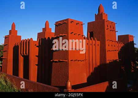 Var. (83) Fréjus. La mosquée Missiri. Copie de la mosquée de Djenne Banque D'Images