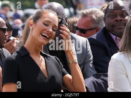 Cooperstown, États-Unis. 08 septembre 2021. Hannah Jeter, épouse de Derek Jeter, sourit après une remarque de Michael Jordan (arrière) lors de la cérémonie d'initiation du Temple de la renommée du baseball 2021 pour les 2020 personnes intronisées à Cooperstown, New York, le mercredi 8 septembre 2021. Derek Jeter, Ted Simmons, Larry Walker et Marvin Miller, le leader syndical des joueurs, seront intronisés au HOF pendant l'événement. Photo de Pat Benic/UPI crédit: UPI/Alay Live News Banque D'Images