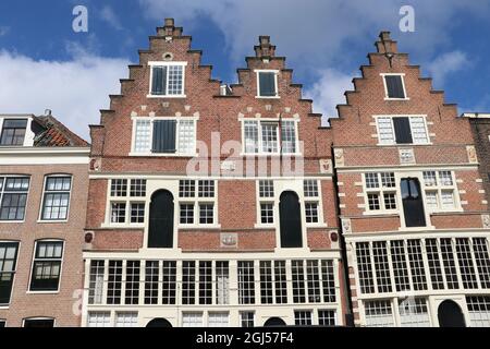 Maisons à pignon étagées du XVIIe siècle au port dans le centre historique de Hoorn, pays-Bas, août 2021 Banque D'Images