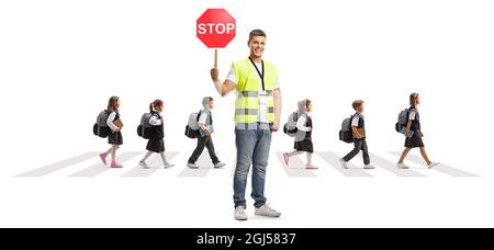 Homme avec un panneau de signalisation d'arrêt debout devant les écoliers marchant sur un passage de zébré isolé sur fond blanc Banque D'Images