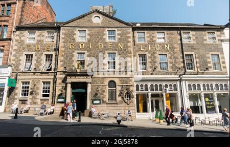 Les gens assis à l'extérieur de l'hôtel et pub Golden Lion à Stirling, en Écosse, au Royaume-Uni Banque D'Images