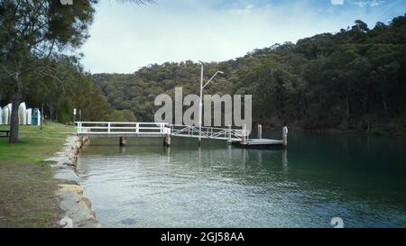 Vue naturelle sur une jetée et une rampe d'accès pour bateaux à McCarr's Creek à Sydney, en Australie Banque D'Images