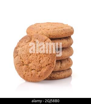 Vue de face des biscuits d'avoine frais empilés isolés sur du blanc Banque D'Images