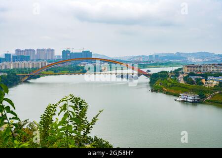 Petits bâtiments de la ville de comté et pont arc-en-ciel de l'autre côté de la rivière à Guangxi, en Chine Banque D'Images