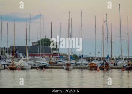 Club de voile à Helsinki, Location de bateaux en Finlande : port, yachts, restaurant, été, bateaux à voile. Banque D'Images