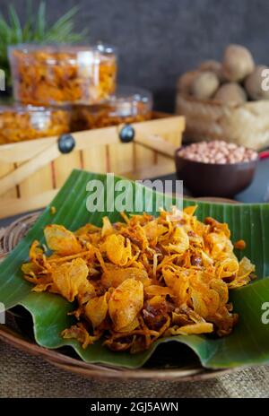 Le kentang de kering de sambal est un bâton croustillant épicé fait à partir de pommes de terre également appelées pencok ou musofa Banque D'Images