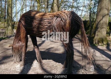 Willow Sculpture of Horse Feeding 'The stalking Horse' par Anna et The Willow, Skipton Woods, Skipton, North Yorkshire, Angleterre, Royaume-Uni. Banque D'Images