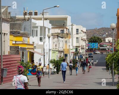 Zone piétonne. Ville d'Assomada (Somada). Île de Santiago, Cap-Vert dans l'Atlantique équatoriale. (Usage éditorial uniquement) Banque D'Images