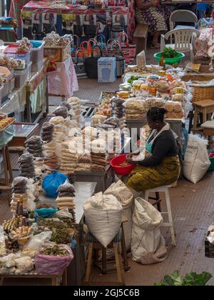 Le marché. Ville d'Assomada (Somada). Île de Santiago, Cap-Vert dans l'Atlantique équatoriale. (Usage éditorial uniquement) Banque D'Images