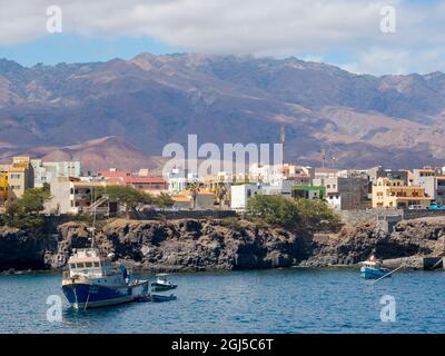 Île de Santo Antao, bateaux de pêche dans le port de la capitale Porto Novo, Cap-Vert. (Usage éditorial uniquement) Banque D'Images