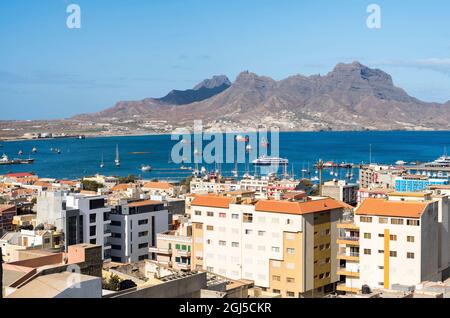 Vue sur la ville et sur le port. Ville Mindelo, un port maritime sur l'île de Sao Vicente, Cap-Vert. Afrique Banque D'Images