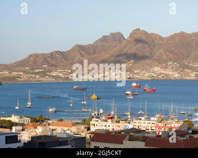 Vue sur la ville et sur le port. Ville Mindelo, un port maritime sur l'île de Sao Vicente, Cap-Vert. Afrique Banque D'Images