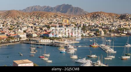 Le port avec marina et yachts. Ville Mindelo, un port maritime sur l'île de Sao Vicente, Cap-Vert. Afrique Banque D'Images