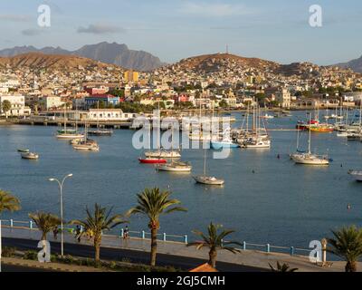 Vue sur la ville et sur la marina et le port. Ville Mindelo, un port maritime sur l'île de Sao Vicente, Cap-Vert. Afrique Banque D'Images