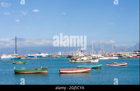 Vue sur le port, Santo Antao en arrière-plan. Ville Mindelo, un port maritime sur l'île de Sao Vicente, Cap-Vert. Afrique Banque D'Images