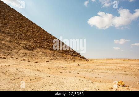 Expédition sur le Nil, Basse-Égypte, Gizeh sur la Cisjordanie, pyramides de Dahshur, Pyramide rouge, construite par et pour la 4e dynastie Pharaon Sneferu 2600 BCE Banque D'Images