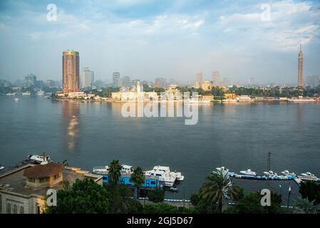 Expédition sur le Nil, Basse-Égypte, vue tôt le matin sur le Nil, l'île Al Jazeera et la Cisjordanie depuis le 8e étage de l'hôtel Kempinski Banque D'Images
