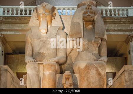 Expédition sur le Nil, Basse-Égypte, Musée des antiquités égyptiennes (alias Musée égyptien), statue de Colossal d'Amenhotep III et de Tiye Banque D'Images