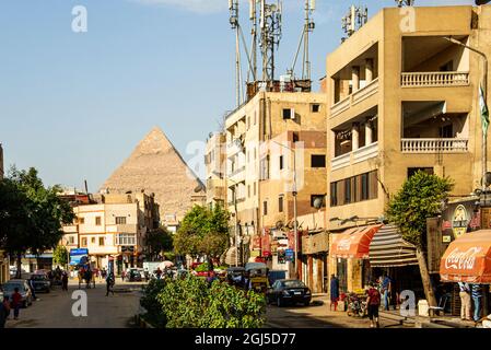 Expédition sur le Nil, Basse-Égypte, Giza (sur la rive ouest du Nil). Scène moderne de rue avec l'ancienne pyramide de Giza en arrière-plan Banque D'Images