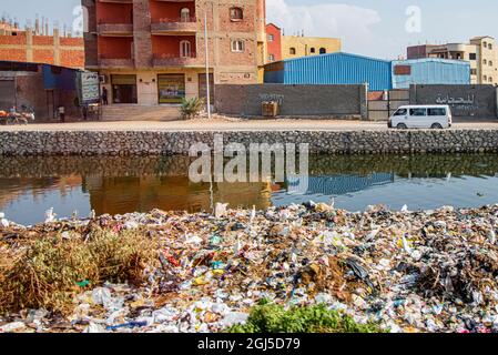 Expédition sur le Nil, Basse-Égypte, Giza (sur la rive ouest du Nil). Streetscene, canal avec des tas de détritus Banque D'Images