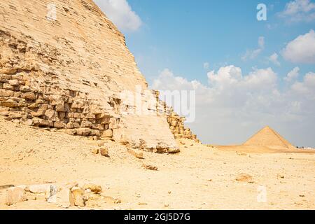 Expédition sur le Nil, Dahshur (près de Giza, sur la rive ouest du Nil). Vue de la pyramide Bent de la Pyramide Rouge, tous deux construits par et pour la 4e dynastie Pharaon Banque D'Images