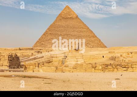 L'Afrique, l'Egypte, Le Caire. Plateau de Gizeh. Grand Sphinx de Gizeh en face de la pyramide de Khafré à Gizeh. Banque D'Images