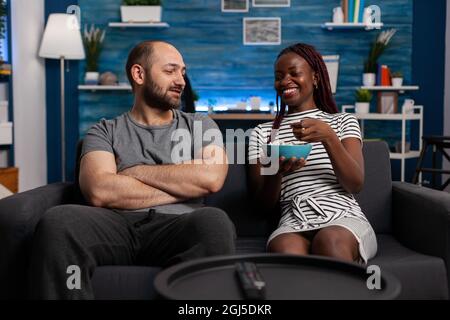 Les amateurs de gaieté et d'interracial aiment passer du temps ensemble à la maison Photo Stock - Alamy