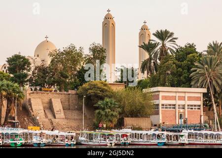 Afrique, Égypte, Assouan. 8 octobre 2019. Eglise chrétienne copte et bateaux de visite sur les rives du Nil. (Usage éditorial uniquement) Banque D'Images