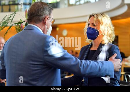 Erfurt, Allemagne. 09e septembre 2021. Bodo Ramelow (Die Linke), Premier ministre de Thuringe, félicite Susanna Karawanskij (Die Linke) dans la salle plénière du Parlement de l'État de Thuringe après avoir été assermentée en tant que ministre de l'agriculture et des infrastructures. L'homme de 41 ans était déjà secrétaire d'État au ministère des infrastructures. Son ministère est également responsable de la construction et du transport. Credit: Martin Schutt/dpa-Zentralbild/dpa/Alay Live News Banque D'Images