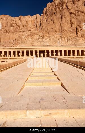 Égypte. Le temple mortuaire de la reine Hatshepsut, le Djeser-Djeseru (Saint des Saints), est situé sous les falaises de Deir el Bahari sur la rive ouest Banque D'Images