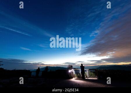 Groupe de photographie. Symonds Yat et Yat Rock à l'aube, Forest of Dean, Gloucestershire. ROYAUME-UNI Banque D'Images