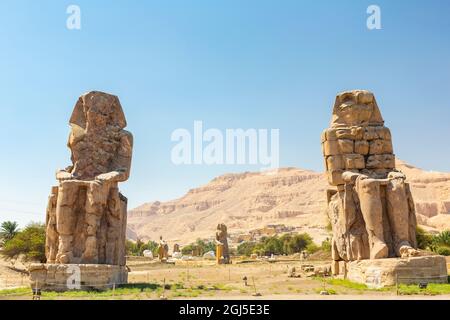 Égypte, entre Esna et Louxor. Les Colossi de Memnon, représentant Amenhotep III (1386-1353 BCE) de la 18e dynastie d'Égypte. (Usage éditorial uniquement) Banque D'Images