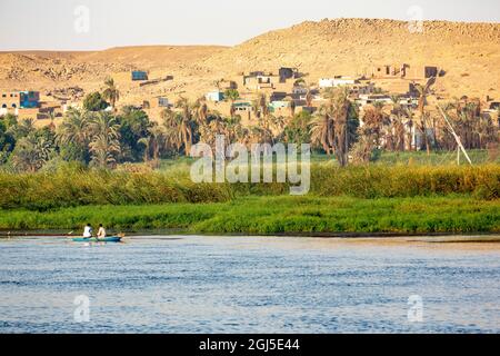 Égypte. Hommes ramer un petit bateau dans le Nil. (Usage éditorial uniquement) Banque D'Images