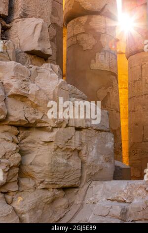 Égypte. Le grand hall Hypostyle situé dans le temple de Karnak comprend un vaste mélange de temples, chapelles, pylônes et autres bâtiments anciens de l'E Banque D'Images
