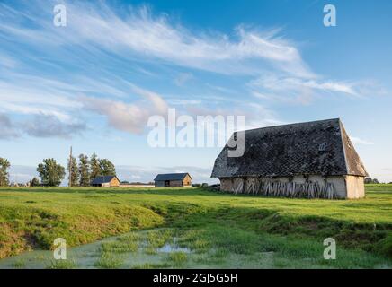 ancienne grange et hangars dans le parc régional des boucles de la seine près de rouen en france Banque D'Images