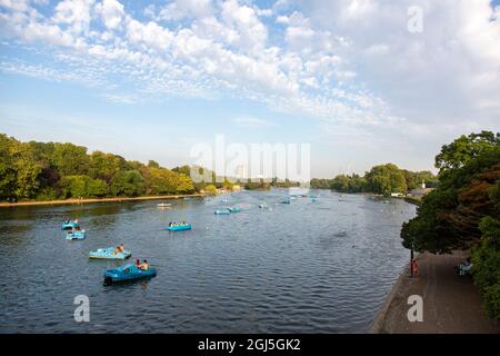 Bateaux de plaisance sur le lac de Serpentine, Hyde Park, Londres, Royaume-Uni Banque D'Images