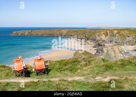 Un couple âgé bénéficie de la vue pendant une journée d'été à Bedruthan Steps, Cornwall, Royaume-Uni Banque D'Images