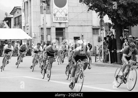 JEUX OLYMPIQUES, JEUX OLYMPIQUES DE SPORT - LA XVIII E OLYMPIADE À TOKYO, JAPON - COURSE DE VÉLO DE ROUTE EN ACTION / ; 23 OCTOBRE 1964 Banque D'Images