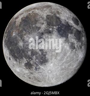 Une photo de la Lune prise en gros plan à travers un télescope à distance focale de 2000 mm. Les détails de la Lune sont très clairs. Banque D'Images