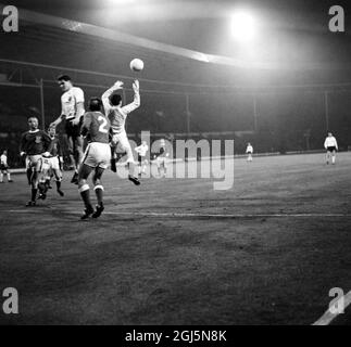 FOOTBALL ANGLETERRE V PAYS DE GALLES MULLIGAN WIGNALL & WILLIAMS EN ACTION ; 18 NOVEMBRE 1964 Banque D'Images