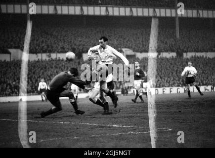 GILZEAN ALAN EN ACTION - EVERTON FOOTBALL CLUB V TOTTENHAM HOTSPUR SPIRES / ; 19 DÉCEMBRE 1964 Banque D'Images